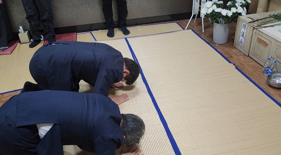 숨진 중등 교사 빈소 찾은 김광수 제주도교육감