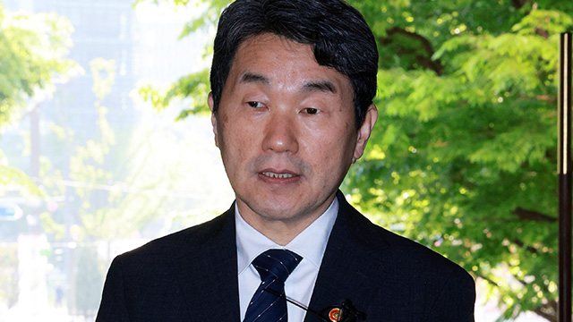 [속보] 이주호 권한대행 첫 출근…“안정적 국정 <br>운영에 최선”
