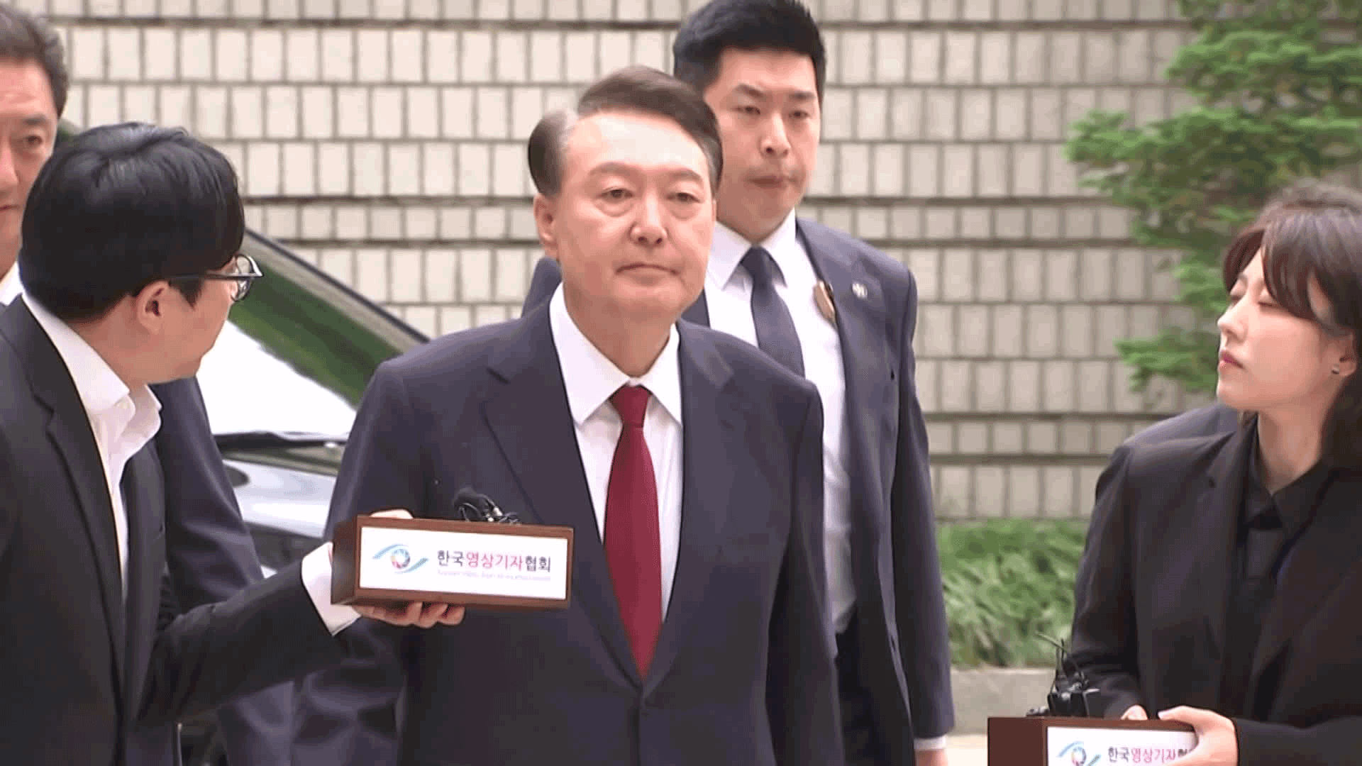 경찰, 윤 비화폰 서버 기록 확보<br>…판도라 상자 열리나? 기사 이미지