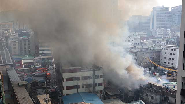 서울 중구 상가 화재…도로 전면 통제
