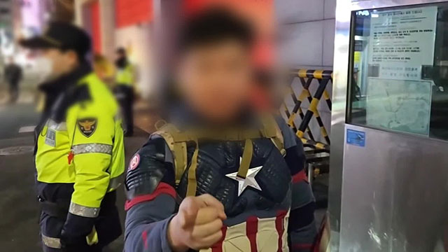 [속보] 중국대사관·경찰서 난입 ‘캡틴 아메리카’<br> 징역 1년6월 선고