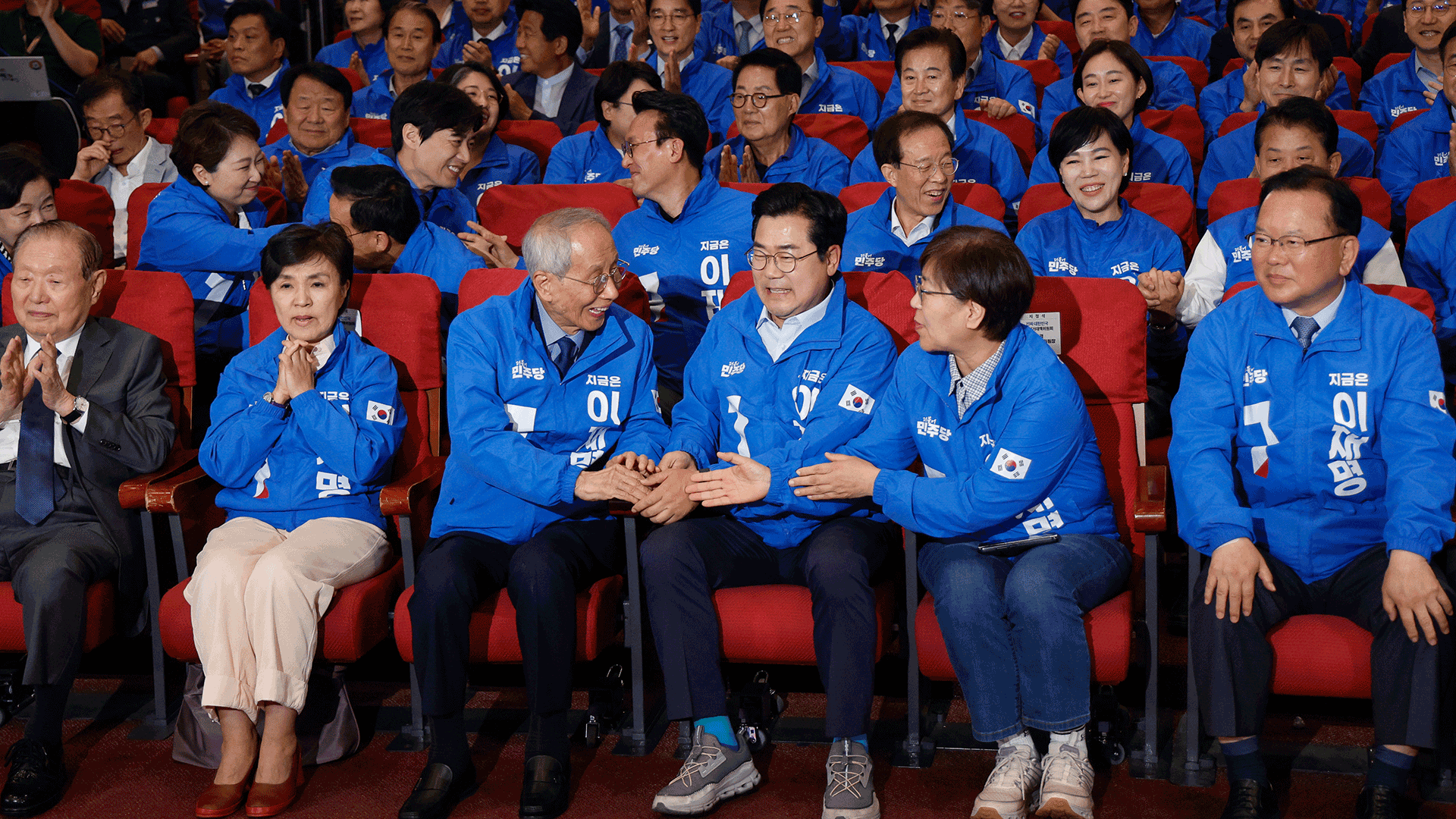 이 시각 민주당 상황실…출구조사 발표 후 ‘환호, 박수’