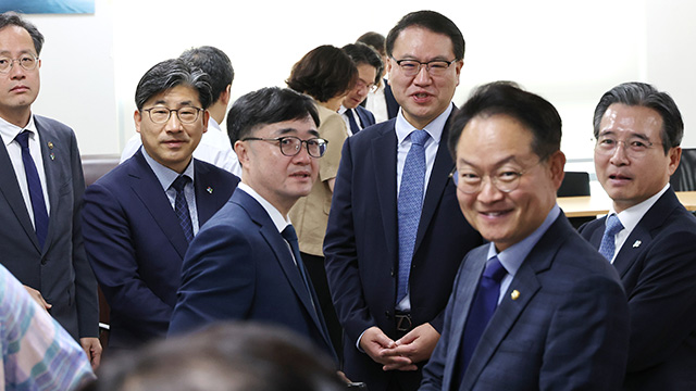 [속보] 당정 “추경에 소비쿠폰 포함…보편 지급하되 <br>취약층 추가 지원”