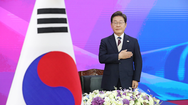 [여론조사] 이 대통령 국정운영 ‘잘한다’ 63%…조국 사면은 ‘48 대 47’
