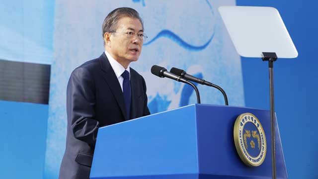 [전문] 文대통령 “부마민주항쟁, 민주주의 새벽 연 위대한 항쟁”