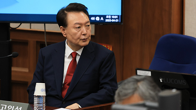 ‘피고인석 앉은 윤 전 대통령’ 첫 공개…‘의원 끌어내기’ 놓고 설전