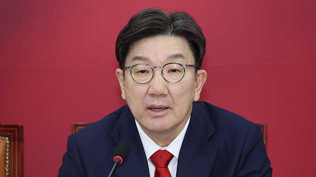 권성동 “김문수, 알량한 후보자리 지키려 회견…한심한 모습”