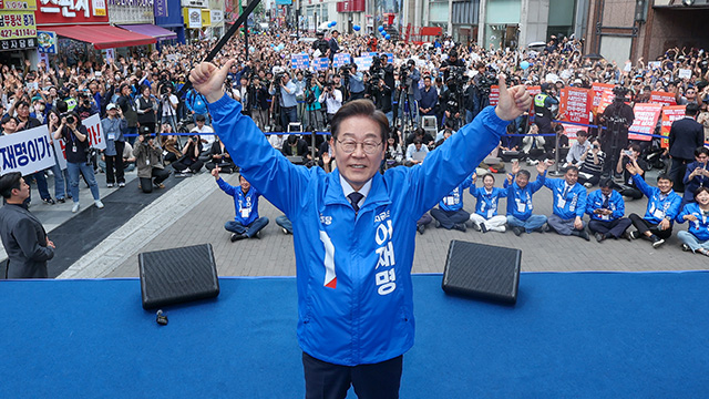 대구 찾은 이재명 “맹목적으로 찍어주면 주인으로 안 봐…‘신상’도 써봐야”