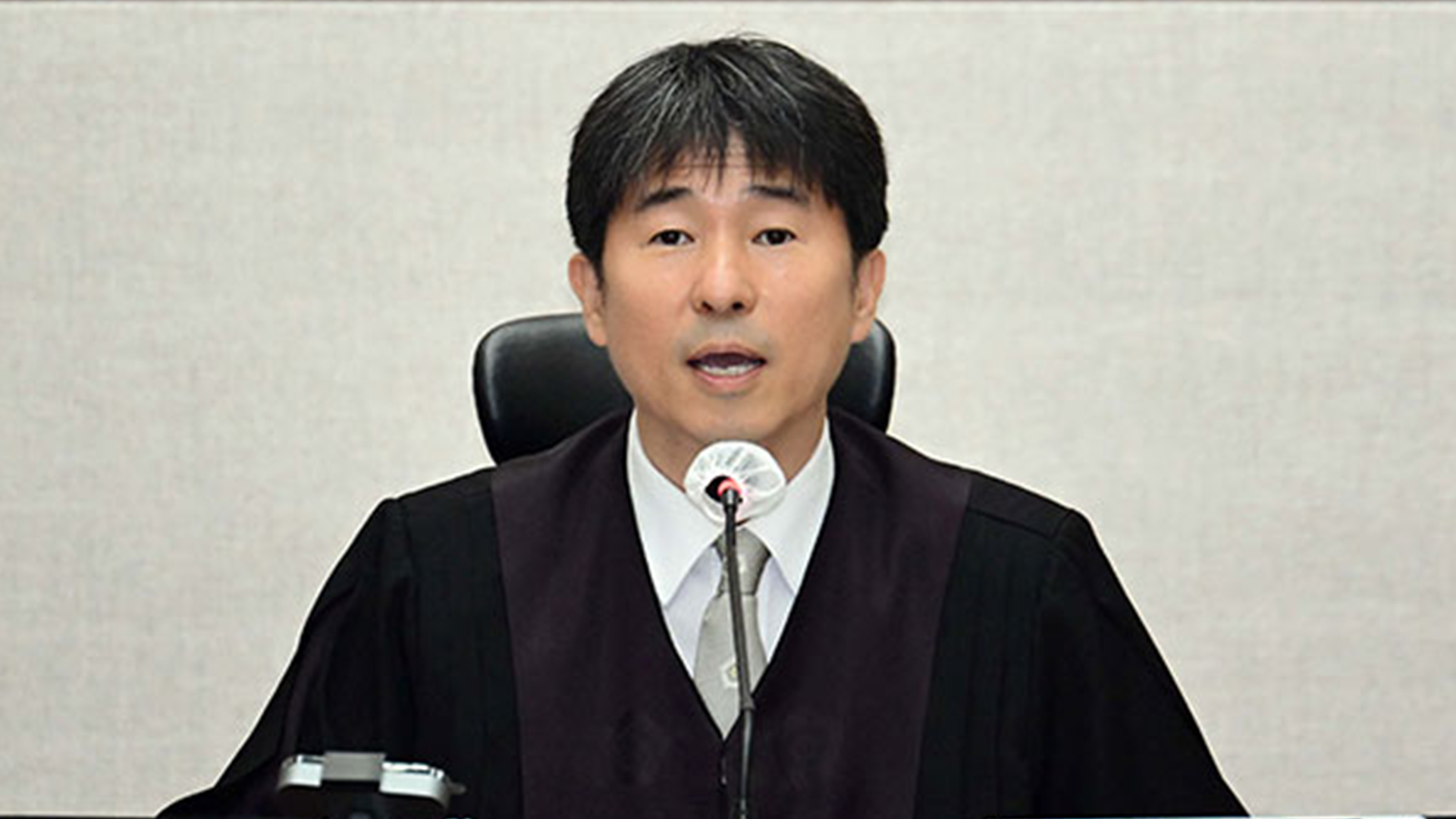 윤석열 또 묵묵부답 입장…지귀연 “접대 의혹 사실 아냐”