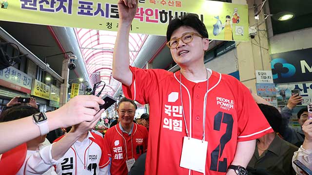 한동훈 “윤석열 부부, 대선 발목 잡지 말고 민주당 가라”