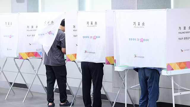 21대 대선 둘째날 사전투표율, 오후 2시 현재 28.59%…지난 대선보다 0.15%p 낮아