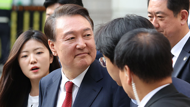 ‘내란 위자료’ 청구에 “소송비 담보하라”…윤 전 대통령 신청 ‘기각’